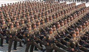 Севернокорейски войници маршируват по време на парада за 65-годишнината на Китайската работническа партия на 10 октомври