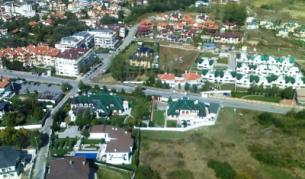 Целият този лукс, заснет неотдавна от НАП, е без канализация и кара на септични ями...