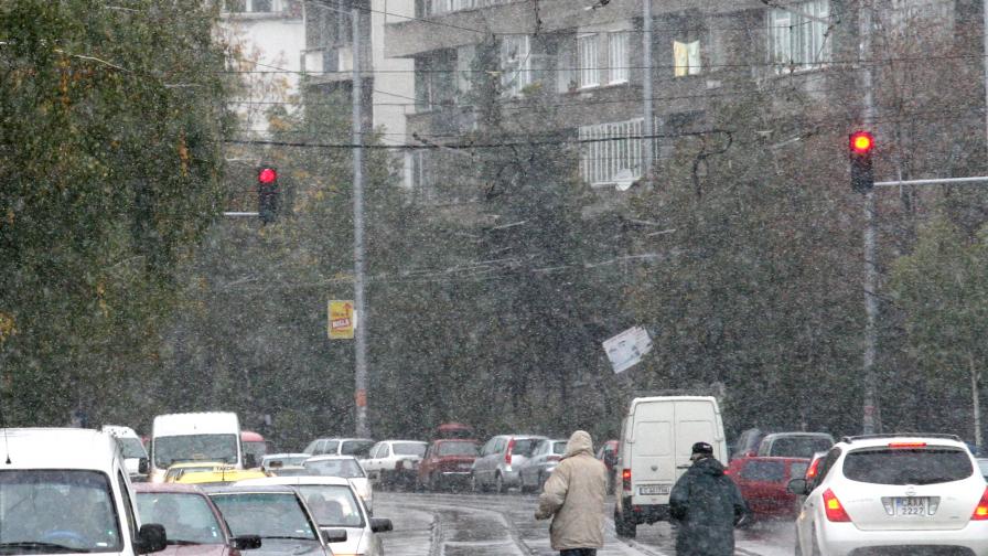 Снеголом затрупа път към хижа в Пирин