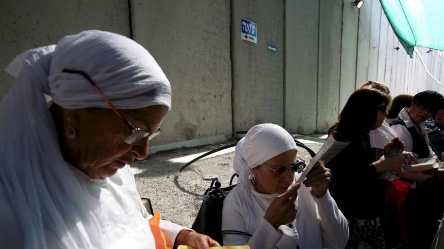 Ултраортодоксални еврейски жени се молят на мястото