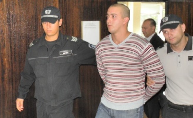 Общо 13,5 г. затвор заради залетите с киселина благоевградски студентки 