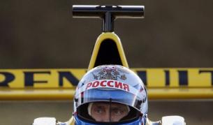 Със скорост 240 км/ч руският премиер Путин тества болид на "Рено" за състезанията във F1 на писта край Санкт-Петербург (снимка от 7 ноември т.г.)