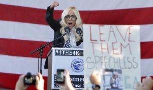 Лейди Гага поведе движението "Не питай, не казвай" (Don't ask, don't tell), борещо се за права и равнопоставеност на гейовете и лесбийките, служещи в армията