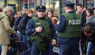 От днес въоръжени полицаи патрулират на централната жп гара в Берлин и на всички други оживени места в Германия