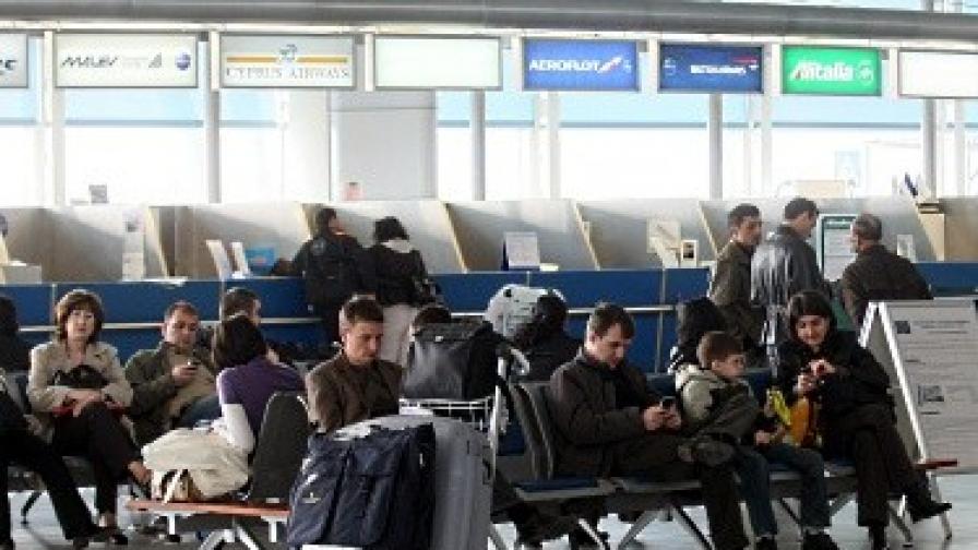 Данъчни погнаха кафенета на летище София