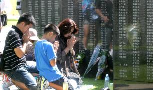 Японско семейство се моли пред мемориала за 240 хил. загинали по време на битката за Окинава през Втората световна война