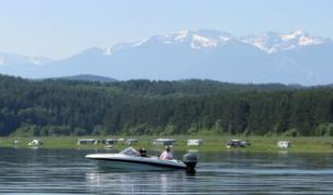 Яз. Искър привлича не само рибарите