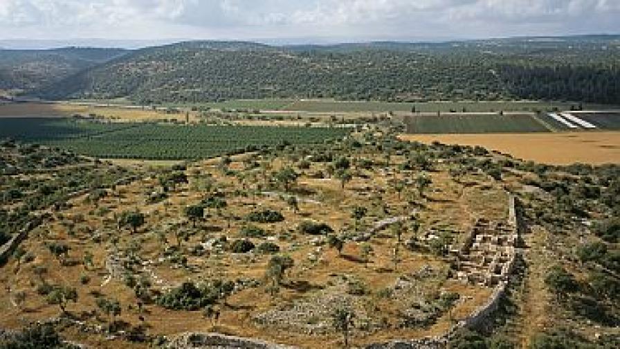 През 2008 г. разкопките на укрепения град Хирбет Кейяфа в долината Ила, където според Библията Давид сразил Голиат, разкриха многоделна порта и предмети от времето на Давид, около 1000 г. пр.Хр.