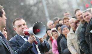При преизпълнение на бюджета през юли може да осигурим 70 млн. лв. за вас, каза министър Найденов на протестиращи тютюнопроизводители на 2 декември 2010