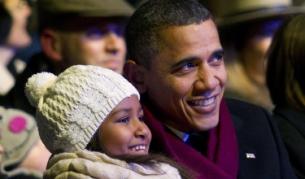 Американският президент Барак Обама и дъщеря му Саша наблюдават запалването на светлините на националното коледно дърво