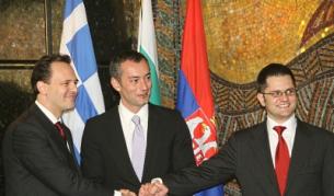 Вънщните министри: (от ляво) Димитрис Друцас, Николай Младенов и Вук Йеремич