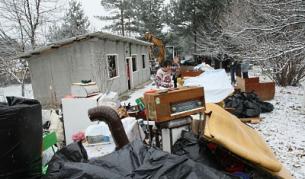 Едноетажната къщурка на Стоил и Елена Стоилови в района на Искърското ханче бе първата в списъка за принудително премахване. Кой знае защо изненаданите Стоилови получиха разрешение да изнесат обзавеждането. Служители на фирмата изпълнител помогнаха на възрастното семейство да свали дървените дограми, след което бараката бе срината за минути