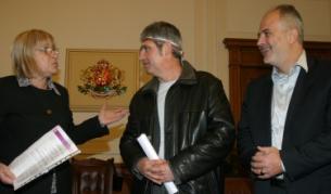 Представители на синдикатите влязоха в парламента на 7 октомври т.г. за среща с председателя Цецка Цачева. В Народното събрание бяха Пламен Димитров и Иван Кокалов. На срещата тогава присъства и социалният министър Тотю Младенов