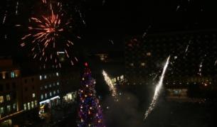 На 1 декември бяха запалени светлините на елхата на София, а небето беше озарено от фойерверки. Празничното дърво се намира в градинката пред хотел "Рила"