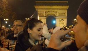 Парижани и гости на френската столица посрещат 2011 г. при Триумфалната арка