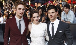 Звездите от "Здрач" Робърт Патинсън (вляво), Кристен Стюарт и Тейлър Лаутнър (вдясно)