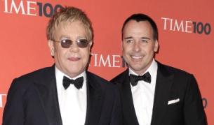 Сър Елтън Джон и партньорът му Дейвид Фърниш