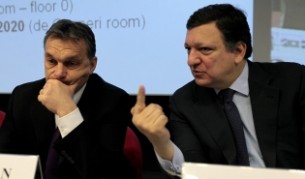 Унгарският премиер Виктор Орбан, лидер на управляващата партия "Фидес" и председателят на ЕС Барозо. Орбан чака оценката на Брюксел за закона, за да реши дали ще го променя