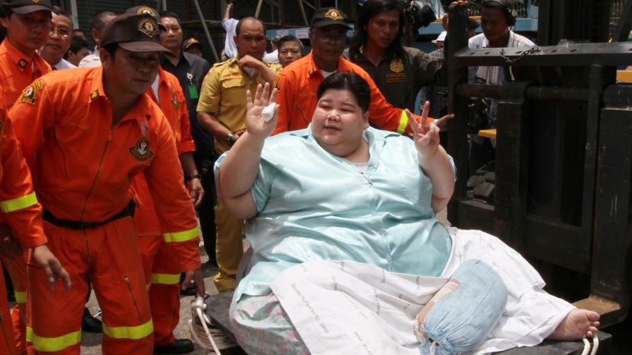 40-годишна тайландка трябва да бъде пренесена с кран до линейка, за да иде в болницата