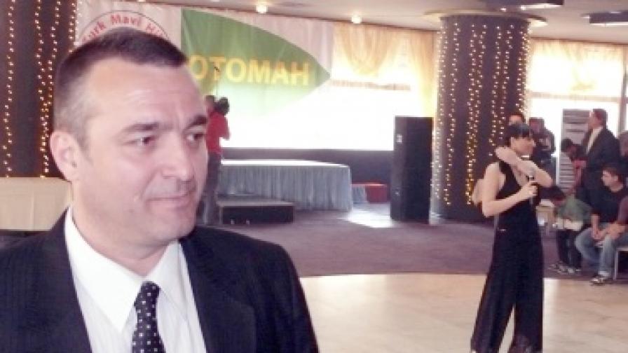 Юзеир Юзеиров в Шумен за учредителното събрание на партията ОТОМАН. На снимката се вижда и певицата Софи Маринова