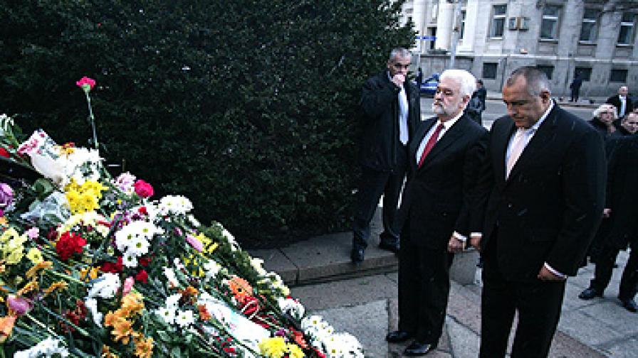 Борисов и Цветкович положиха цветя пред паметника на Васил Левски в София