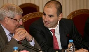 Вицепремиерът и вътрешен министър Цветан Цветанов и военният министър Аню Ангелов на заседанието на Консултативния съвет за национална сигурност при президента