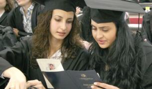 Бакалаври от Европейския колеж по икономика и управление в Пловдив получават дипломите си