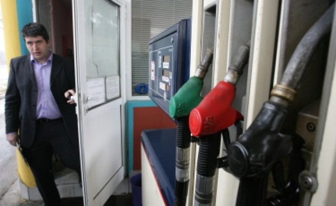Кадафи или монополът вдига цената на горивото