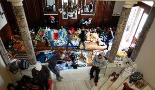 Близо 300 нелегални имигранти, главно от страни от Северна Африка, са в гладна стачка втори месец с искане да им бъдат предоставени разрешителни за престой в Гърция