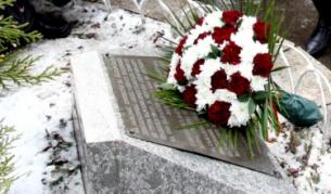 Паметната плоча до Народното събрание в чест на спасяването на българските евреи