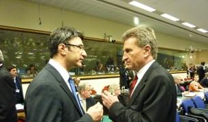 Министър Трайков разговаря с еврокомисаря по енергетиката Йотингер на извънредната среща в Брюксел по въпросите на сигурността на АЕЦ в Европа (снимка от 15 март 2011)