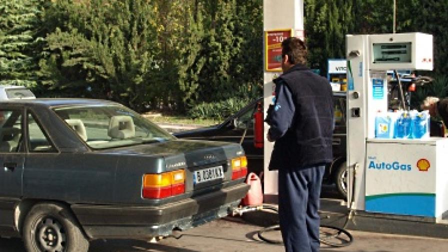 Мерки на правителството свалят цените на горивата с 14 стотинки
