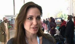 Анджелина Джоли посети либийски бежанци в Тунис