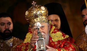 Малко след полунощ Негово светейшество българският патриарх и софийски митрополит Максим под звуците на камбанен звън излезе пред храм паметника "Св. Александър Невски" и благовести: "Христос Воскресе!