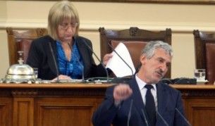Председателят на ПГ на ГЕРБ Красимир Велчев на парламентарната трибуна