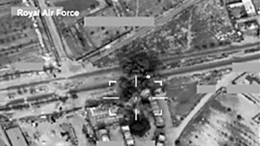 Снимка, разпространена от британското министерство на отбраната, показва как ракета "Торнадо" унищожава най-горните два етажа на сграда, използвана от военни в гр. Мисрата