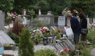 Разрешават урни в домовете и градеж на гробници