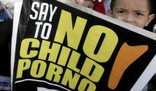 Арестуваха учител, докато гледа порно с деца