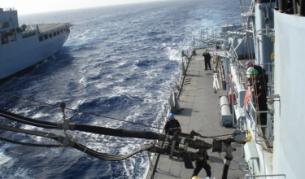Зареждане на фрегатата с гориво в открито море