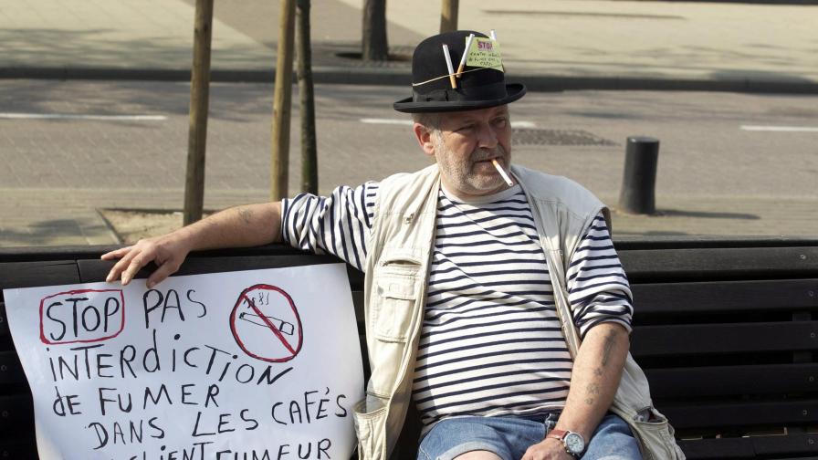 Белгиец протестира срещу забраната за пушене