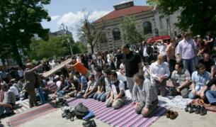 Петъчна молитва в Баня Башъ - джамията е единствената в София и не събира всички богомолци, много от тях се молят пред храма