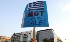 Протестиращи са издигнали плакат на който пише: "Не се продава!"