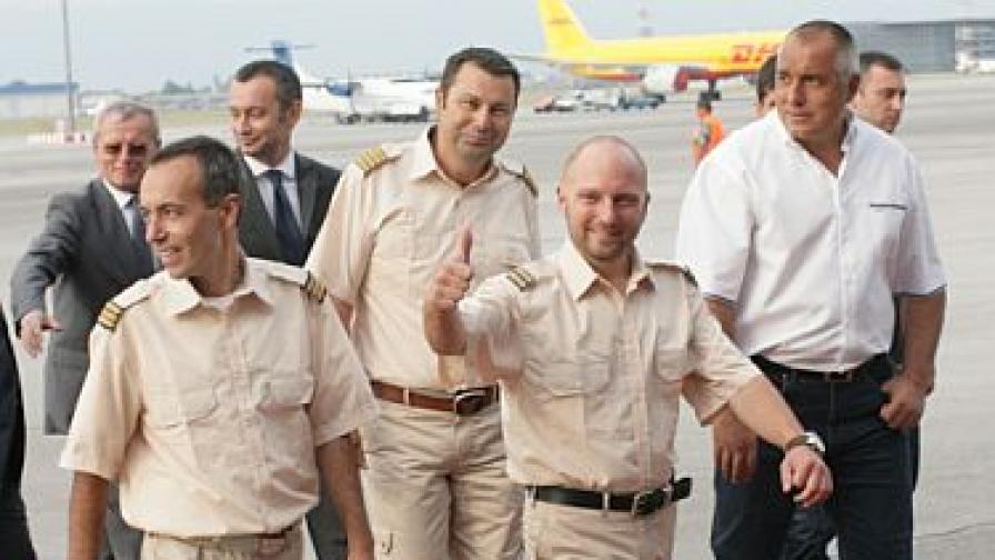 На летището тримата български пилоти бяха посрещнати от премиера Бойко Борисов