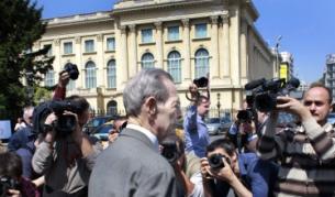 Журналисти снимат крал Михай пред бившия кралски дворец в Букурещ, 10 май 2011 г.