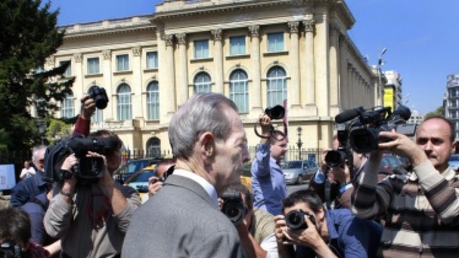 Журналисти снимат крал Михай пред бившия кралски дворец в Букурещ, 10 май 2011 г.