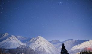 "Офис сграда" ще прелети край Земята