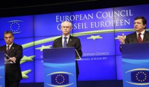 Виктор Орбан, премиер на Унгария, която в момента председателства ЕС, президентът на ЕС Херман ван Ромпой и председателят на ЕК Жозе Барозу (от ляво на дясно)