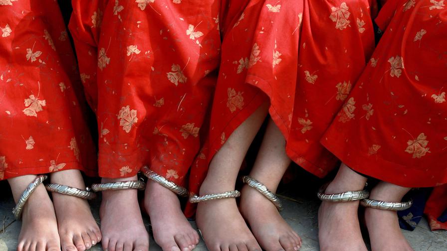 Индийци незаконно сменяли пола на дъщерите си