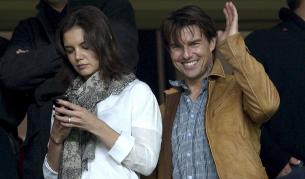 Том с Кейти, която изглежда недоспала