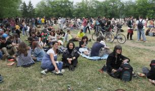 Фестивалът "Цвете за Гошо" събира почитатели на българската рок и блус музика в Южния Парк всяка година